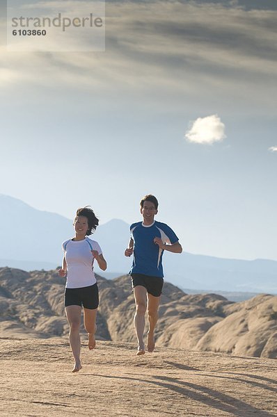 Frau  Mann  rennen  barfüßig  Moab  Utah