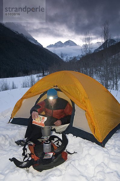 Espe  Populus tremula  Winter  Mann  camping  braun  unterhalb  Colorado