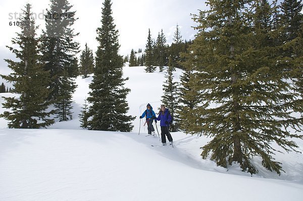 Junge - Person  Wald  Skisport  unbewohnte  entlegene Gegend  Mädchen  Colorado  Silverton