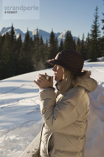 Frau  Getränk  Wärme  trinken  Terrasse  Kabine  Colorado  Silverton