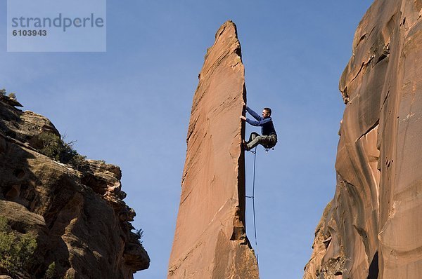 hoch  oben  Felsbrocken  Mann  Kirchturm  Eingang  schlank  klettern  Colorado  Sandstein