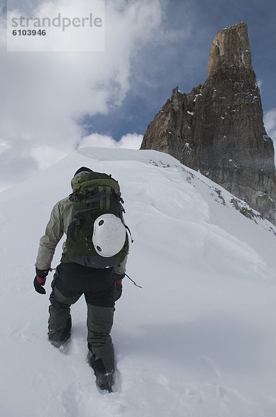 Felsbrocken  Mann  Schnee  Kirchturm  wandern  vorwärts  Gebirgskamm  unterhalb  Colorado  Telluride