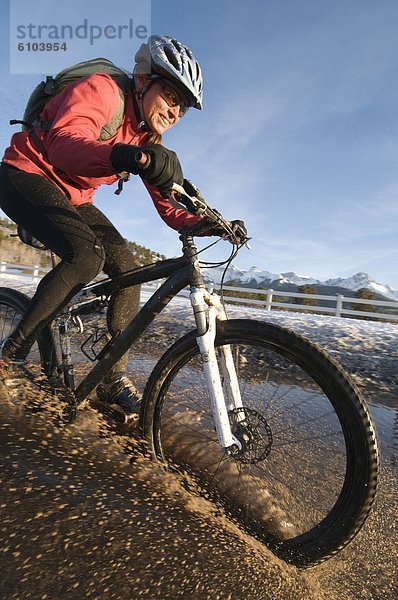 Frau  Berg  fahren  Pfütze  Colorado