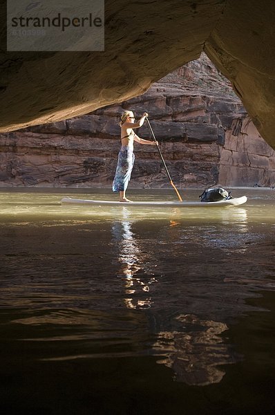einsteigen  Frau  Fluss  frontal  Paddel  Höhle  Colorado  Mexican Hat  Rafting