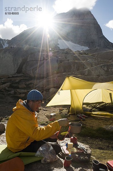 Mann  Lebensmittel  Vorbereitung  Berg  Campingplatz  Bugaboo Provincial Park  British Columbia  Kanada