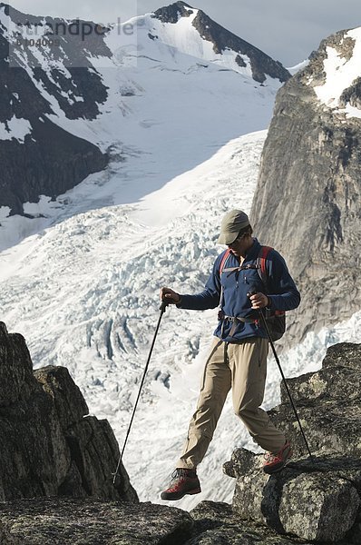 Bergsteigen  Mann  wandern  Gletscher  Bugaboo Provincial Park  British Columbia  Kanada  Granit