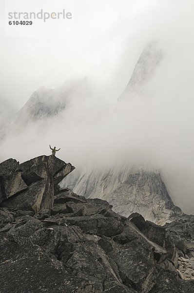 stehend  Mann  Felsen  Kirchturm  Arme ausbreiten  Arme ausstrecken  strecken  Ländliches Motiv  ländliche Motive  The Bugaboos  British Columbia  Kanada