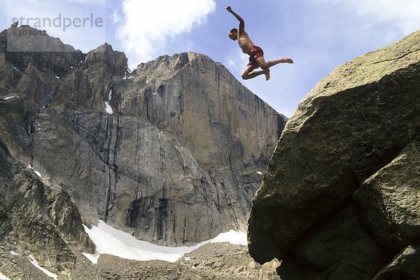 Felsbrocken  Mann  springen  Estes Park  unterhalb  Colorado
