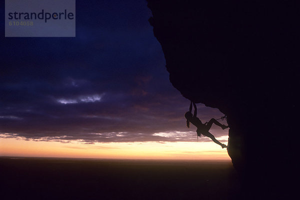 hoch  oben  Felsbrocken  Frau  Australien  klettern