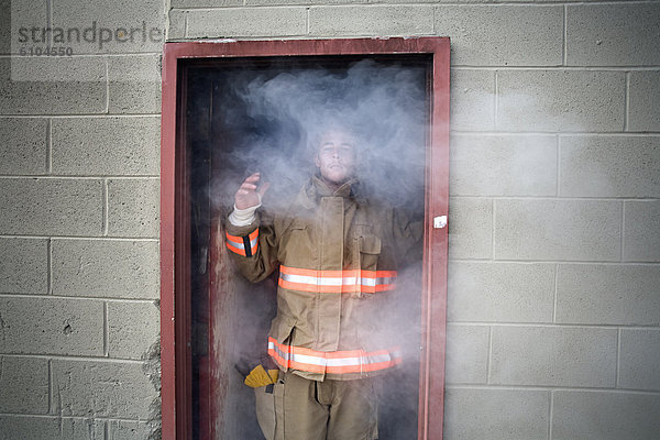 Eingang  Rauch  jung  Feuerwehrmann