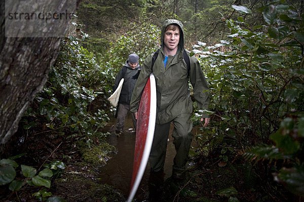 Mann  halten  gehen  unterhalb  Surfboard  Wald  Regen  Kleidung  Fahrgestell  schwer