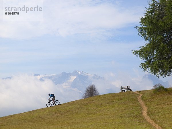 Berg  über  fahren  Hintergrund  Wiese  Downhill mountain biking  Hang