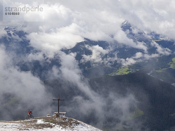 überqueren  Berg  Berggipfel  Gipfel  Spitze  Spitzen  Wolke  ankommen  Hintergrund  Kreuz