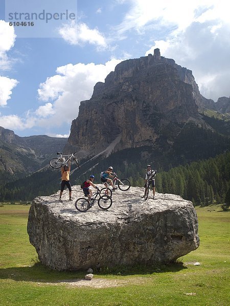 stehend  Berg  4  groß  großes  großer  große  großen  Wiese  Fahrrad  Rad  Dolomiten  Ar  Boulder  Italienisch