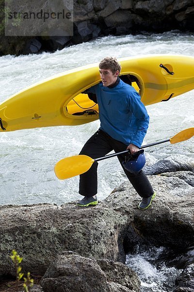 Mann  Fluss  wandern  Kajak  vorwärts