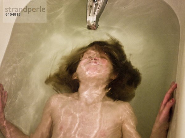 Wasser  unterhalb  gehen  Mädchen  Badewanne