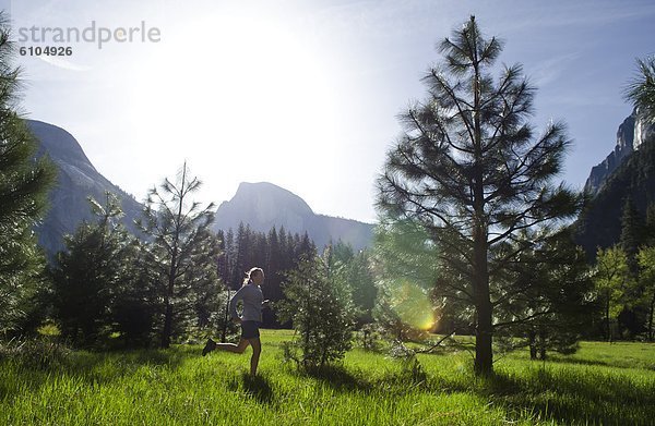 Frau  Fröhlichkeit  Morgen  rennen  früh  jung  Yosemite Nationalpark  Kalifornien