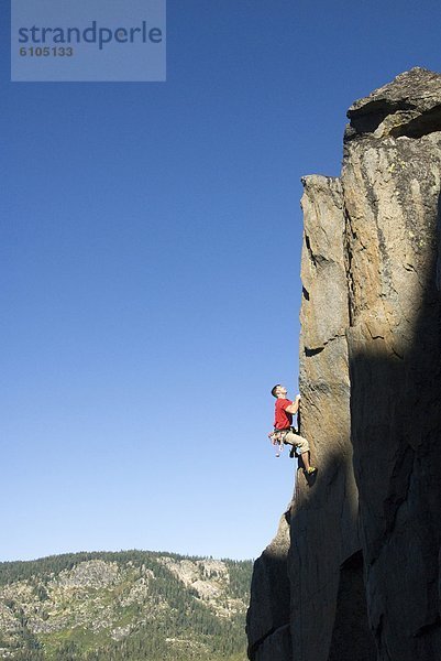 Felsbrocken  Hochformat  Außenaufnahme  Mann  Sport  Kirchturm  5  Richtung  Kalifornien  klettern