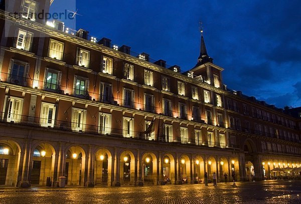 Madrid  Hauptstadt  Sturm  Regen  Stadtplatz  Abenddämmerung  Bürgermeister  Spanien