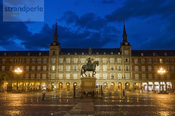 Madrid  Hauptstadt  Sturm  Regen  Stadtplatz  Abenddämmerung  Bürgermeister  Spanien