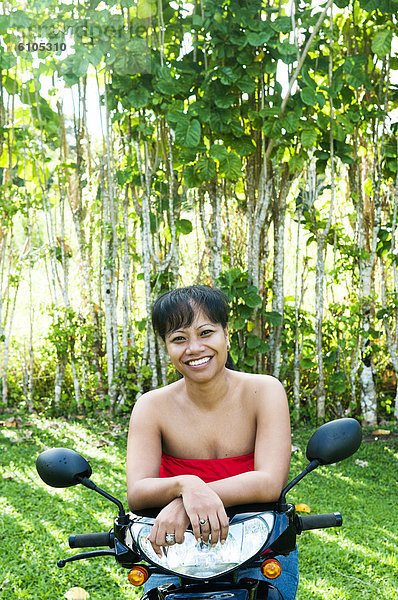 sitzend  Frau  lächeln  Kickboard  Cook-Inseln