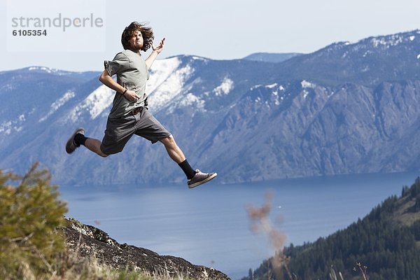 Berg  Mann  über  lächeln  See  Gitarre  Himmel  jung  springen  Reh  Capreolus capreolus  Idaho