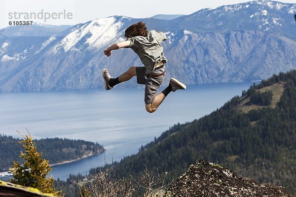 Berg  Mann  springen  über  See  jung  Idaho