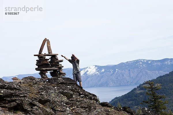 Berg  Mann  über  See  Gebet  jung  groß  großes  großer  große  großen  Steinhaufen  Idaho