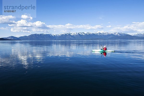 Frau  Abenteuer  Ruhe  See  groß  großes  großer  große  großen  Kajak  Idaho