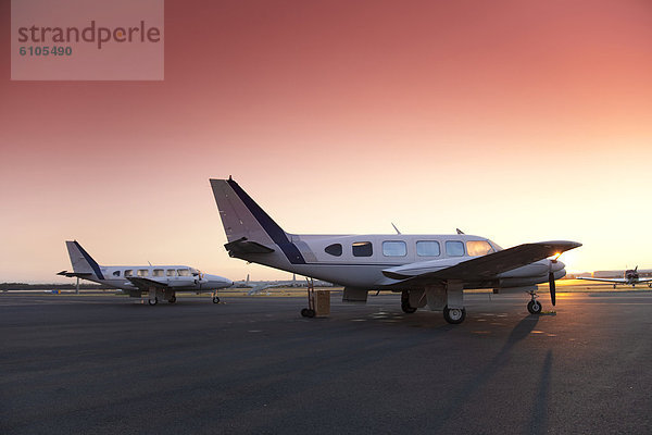 klein  Sonnenaufgang  Pendler  Flugzeug