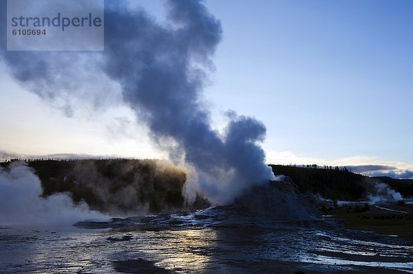 beleuchtet  Palast  Schloß  Schlösser  Sonnenaufgang  Geysir  Wasserdampf  Yellowstone Nationalpark  Wyoming