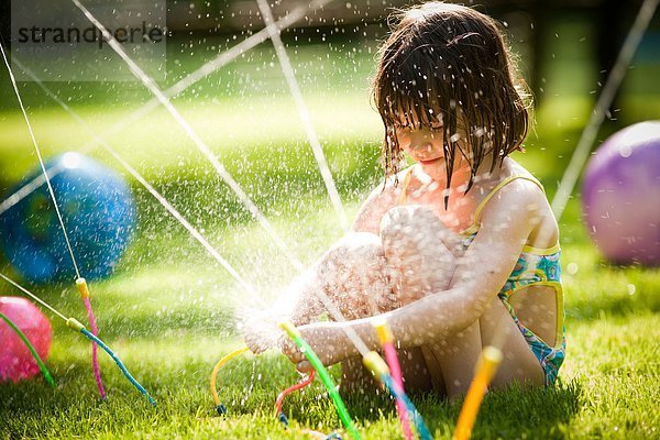 baden  Rasensprenger  Spiel  Badebekleidung  Mädchen