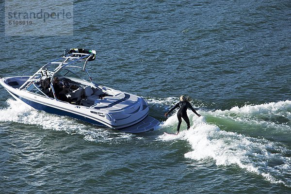 Wakeboarding  Wake boarding  hinter  Frau  Fröhlichkeit  Athlet  Boot  Windsurfing  surfen  Idaho  Kielwasser