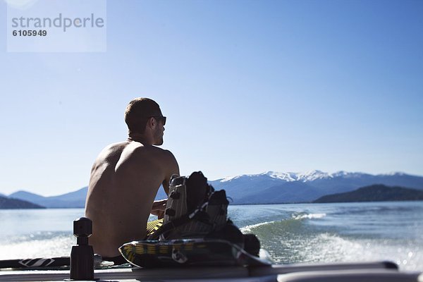 Wakeboarding  Wake boarding  hinter  Berg  Mann  sitzend  Athlet  Idaho  Schnee  Wakeboarding