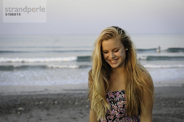 Frau  lächeln  Strand  jung