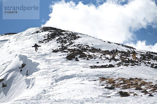 Snowboardfahrer  Berggipfel  Gipfel  Spitze  Spitzen  Tal  extrem  Ski  Klettern  New Mexico  Taos