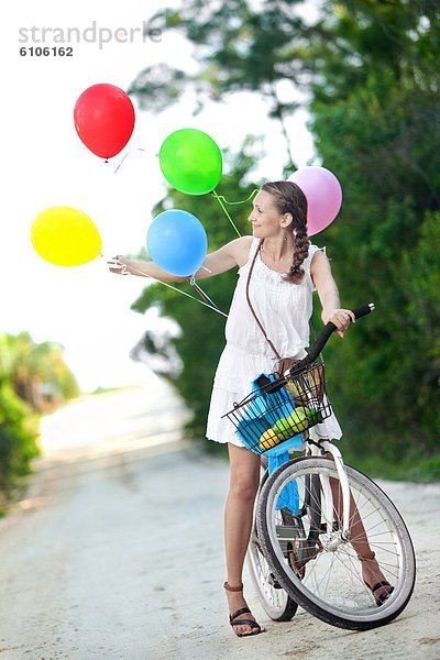 Frau  halten  Luftballon  Ballon  Ende  jung  befestigen