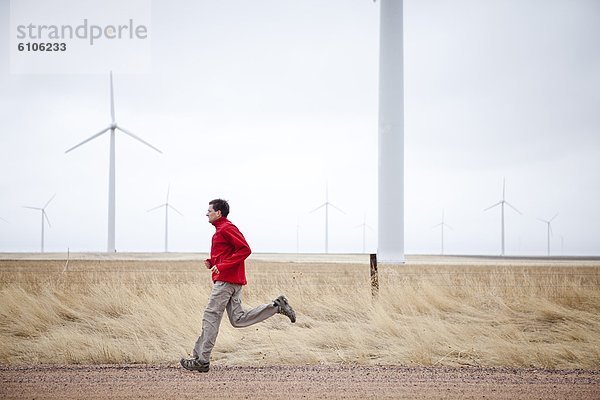 Windturbine  Windrad  Windräder  Mann  rennen  Fernverkehrsstraße  Hintergrund  schmutzig  Colorado