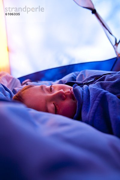 Junge - Person  Tasche  schlafen  Campingplatz  Zelt  innerhalb