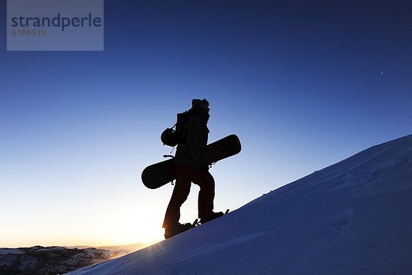 nahe  Snowboardfahrer  Silhouette  Sonnenaufgang  See  Nevada  Kalifornien  Schneeschuhlaufen