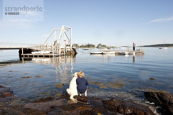 Junge - Person  Hund  Dock  angeln  Fischer  Schiffswache