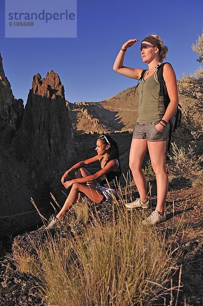 Vereinigte Staaten von Amerika  USA  Felsbrocken  wandern  2  Mädchen