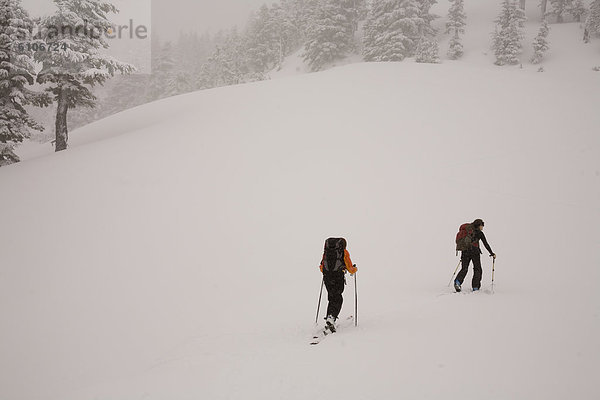 hoch  oben  nahe  Berg  unbewohnte  entlegene Gegend  2  Ski  Bäcker