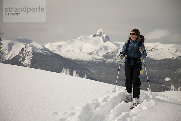 Skifahrer  folgen  unbewohnte  entlegene Gegend  Schnee