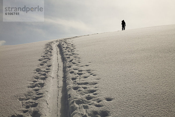 Spur  Skifahrer  Silhouette  unbewohnte  entlegene Gegend  vorwärts  Schnee