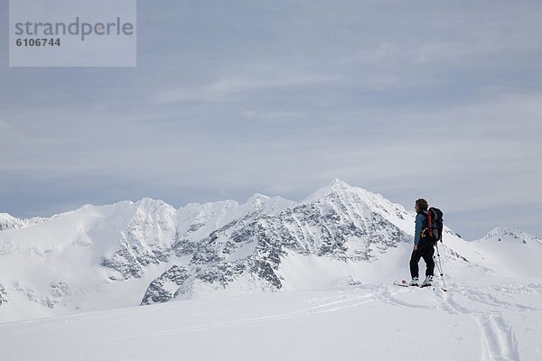 Spur  Berg  Skifahrer  Schnee  unbewohnte  entlegene Gegend  vorwärts