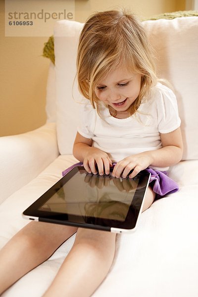 3-jähriges Mädchen eines digitalen Tabletts