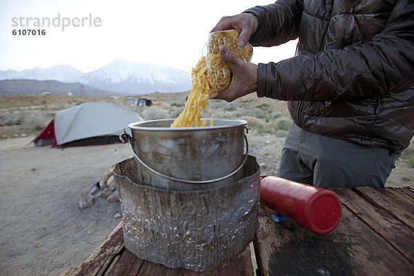 Mann  Vorbereitung  camping  Gericht  Mahlzeit