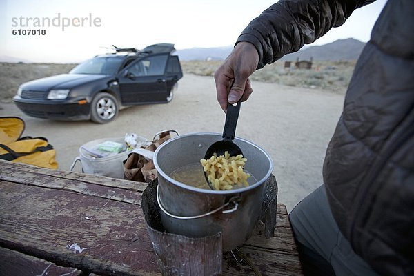 Mann  Vorbereitung  camping  Gericht  Mahlzeit