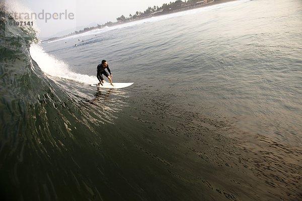 angelehnt  Strand  drehen  Kleidung  Boden  Fußboden  Fußböden  Wahrzeichen  Pause  Wellenreiten  surfen